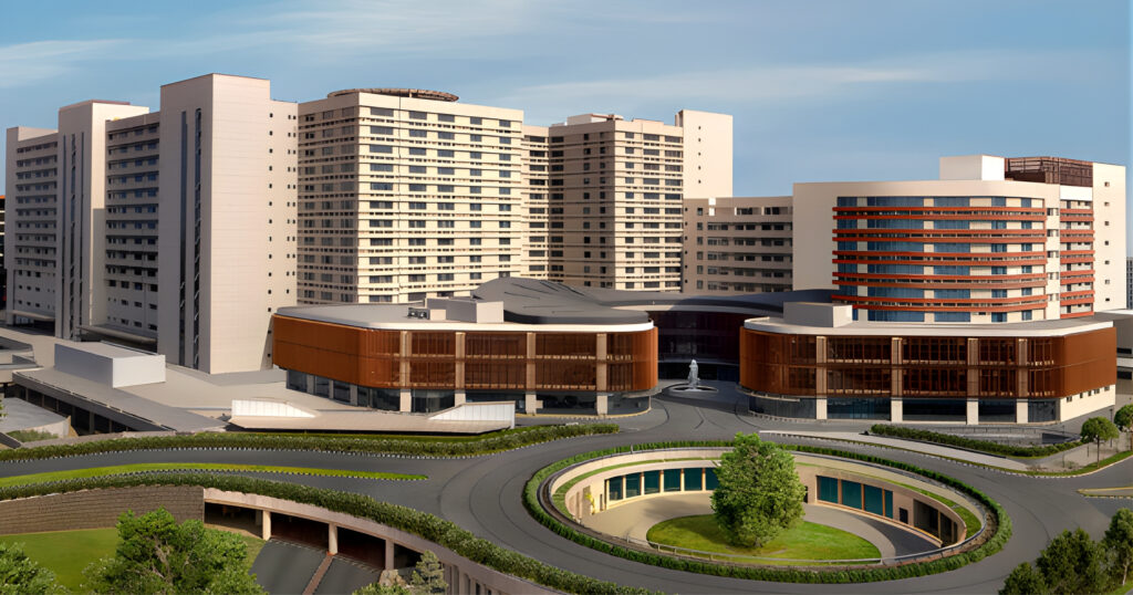 : “Fortis Hospital Shalimar Bagh exterior building in New Delhi”